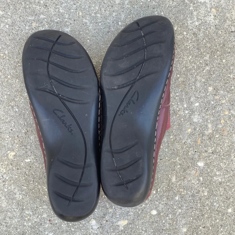 Clarks Bendables Womens 9M Burgundy Leather Slip On Loafers Button Detail 63066